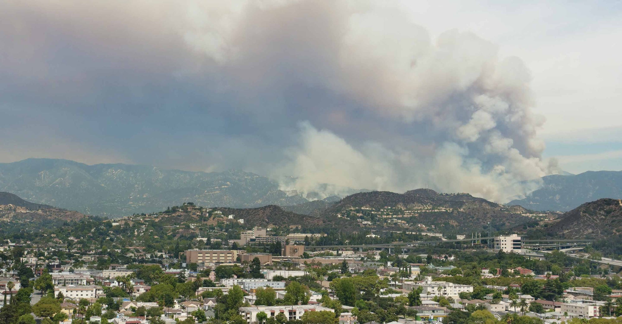 Smoke clouds from the 2009 Los Angeles Crest Fire