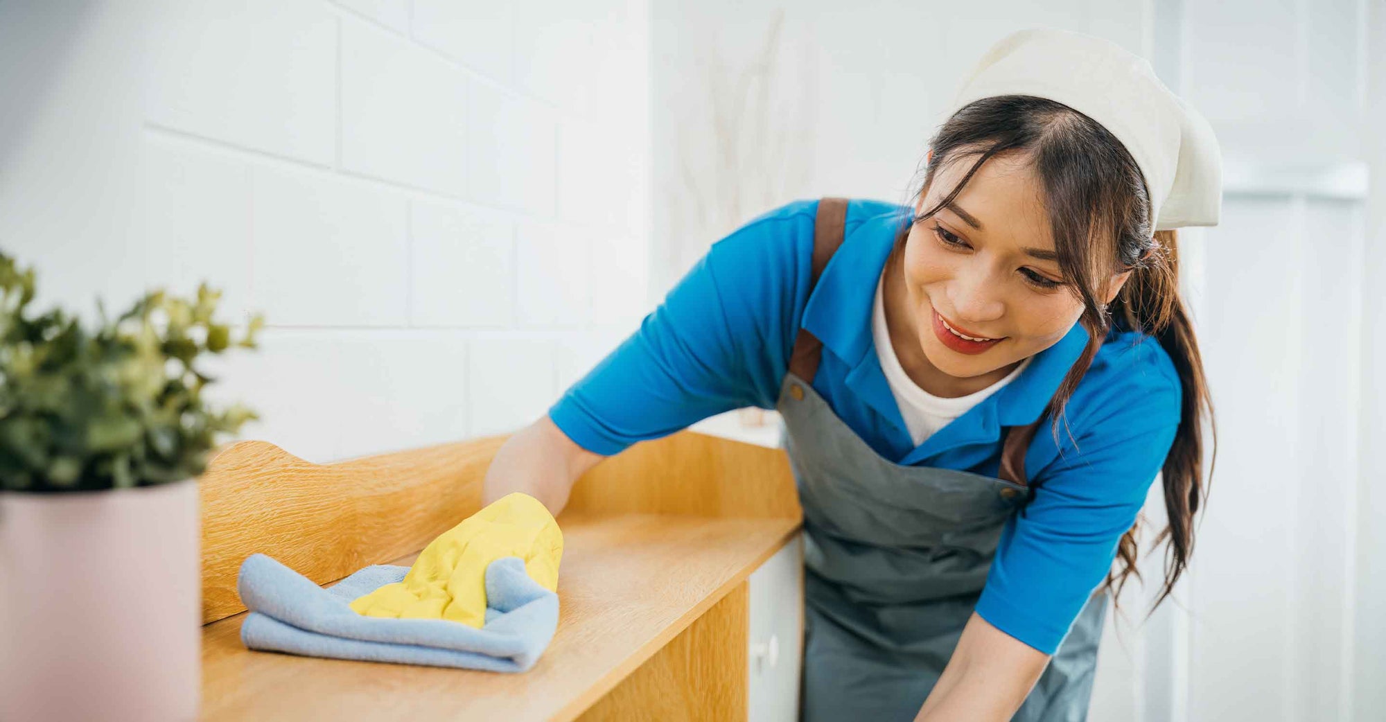 girl cleaning dust 